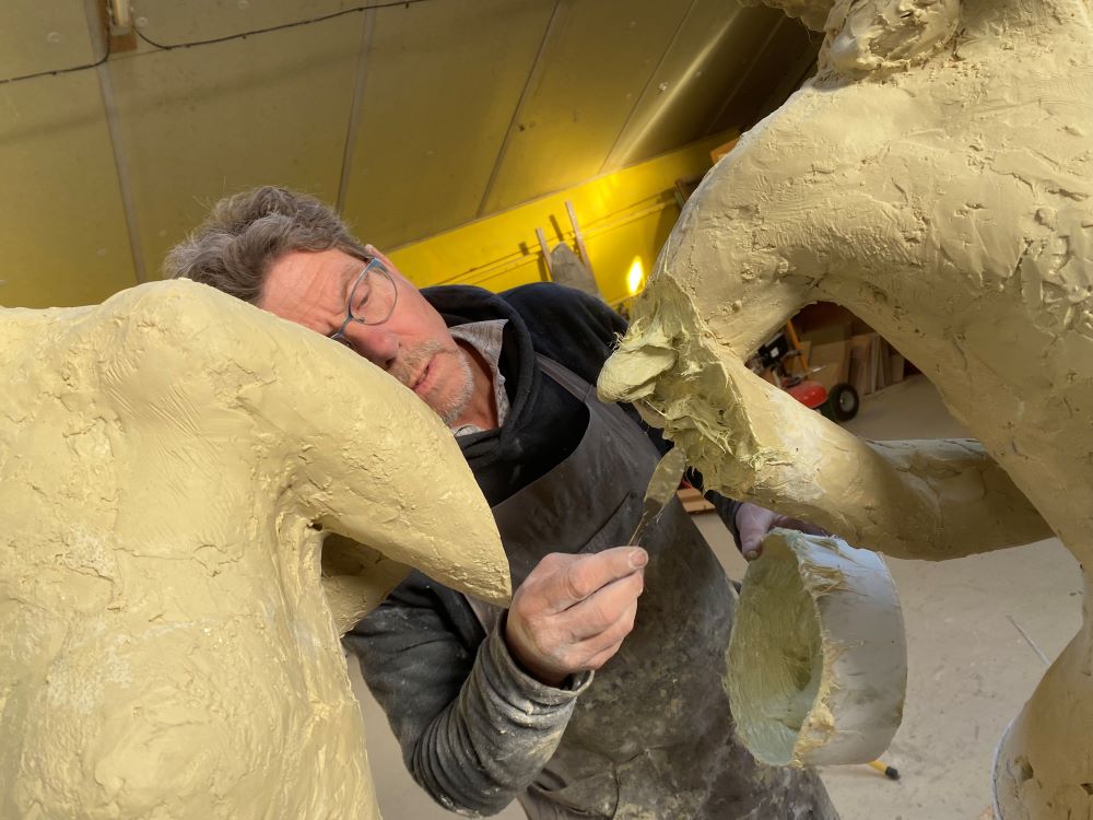 Application de gel coat épaissis pour collage de deux personnage